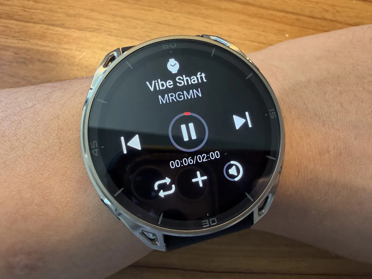 Amazfit Cheetah 2 Ultraで音楽を再生している