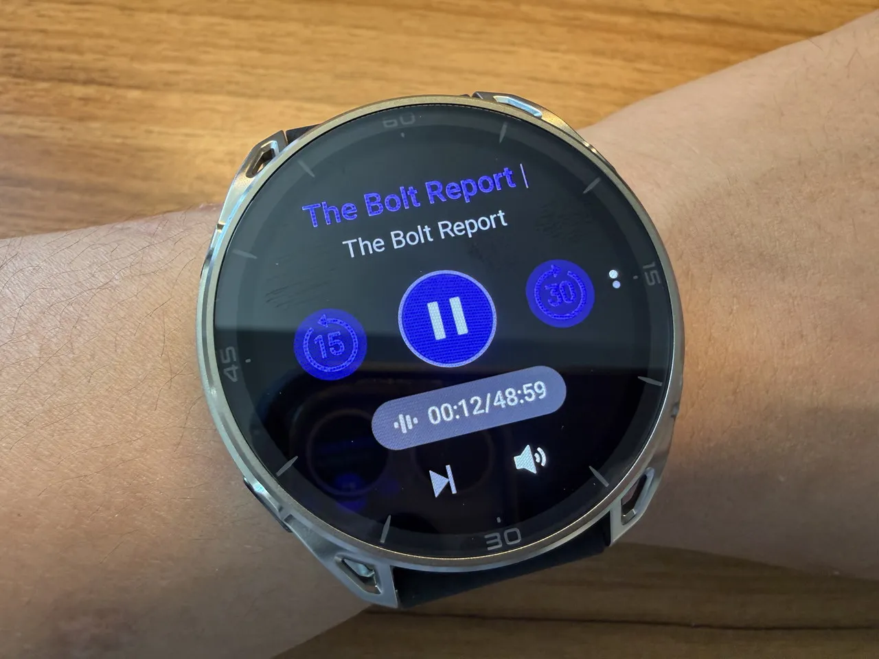 Amazfit Cheetah 2 Ultraでポッドキャストを再生している