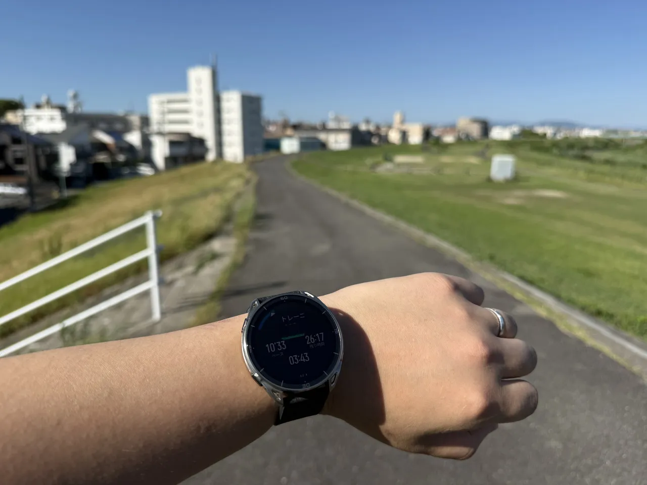ランニングコースでAmazfit Cheetah 2 Ultraを装着している
