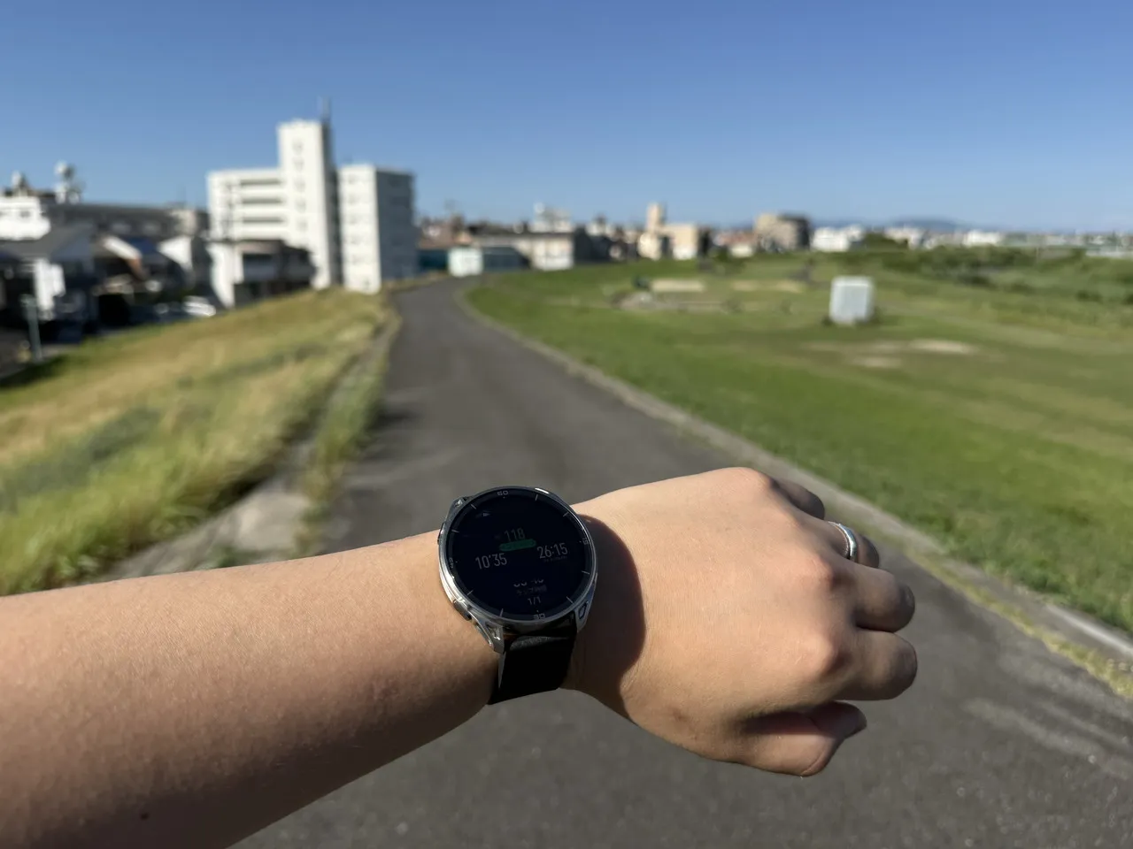 屋外でAmazfit Cheetah 2 Ultraを装着している