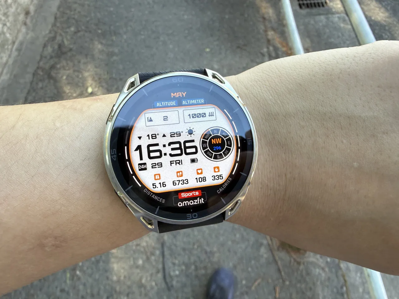 屋外でAmazfit Cheetah 2 Ultraを装着している