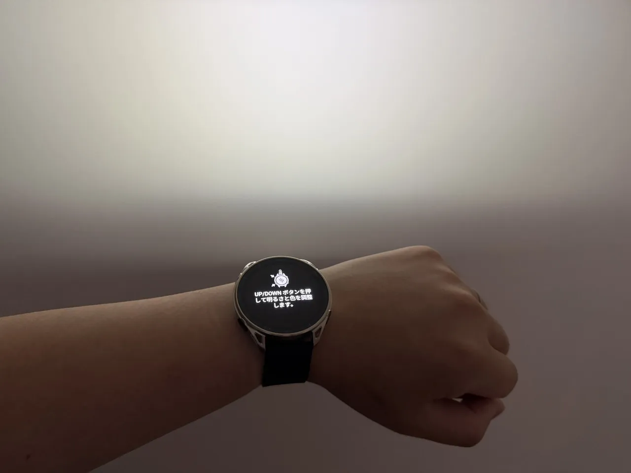 Amazfit Cheetah 2 Ultraの懐中電灯が点灯している(白色)