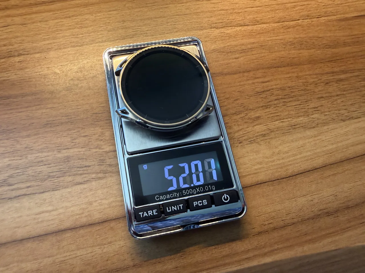 Amazfit Cheetah 2 Ultraの本体重量を計量している