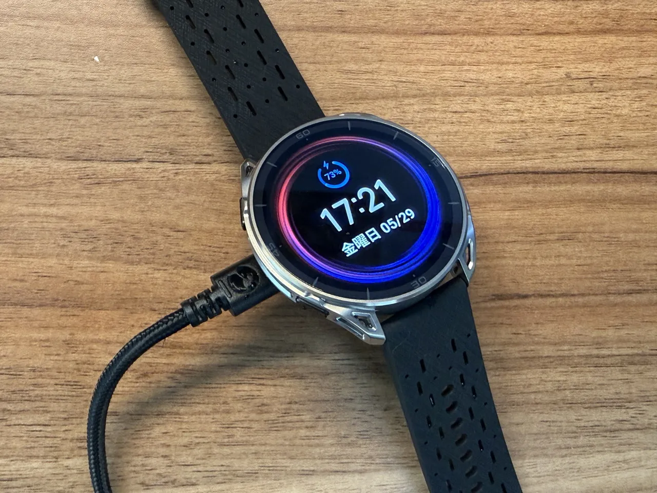 充電中のAmazfit Cheetah 2 Ultra