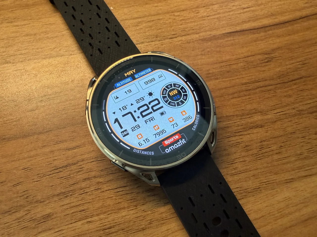 画面が点灯しているAmazfit Cheetah 2 Ultra