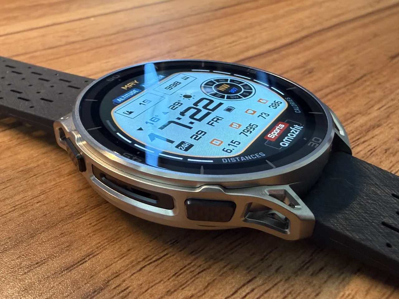 Amazfit Cheetah 2 Ultraの本体外観(近写)