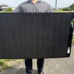 男性がBougeRV Arch Pro 200Wを両手で持っている
