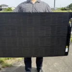 男性がBougeRV Arch Pro 200Wを両手で持っている