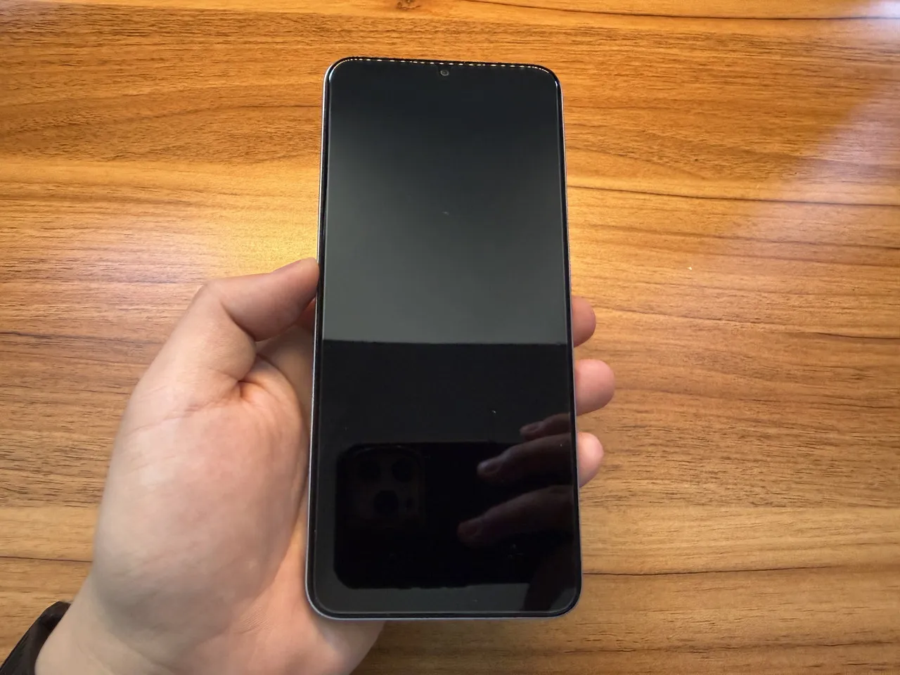 Blackview WAVE 10Cを手に持っている(正面アングル)
