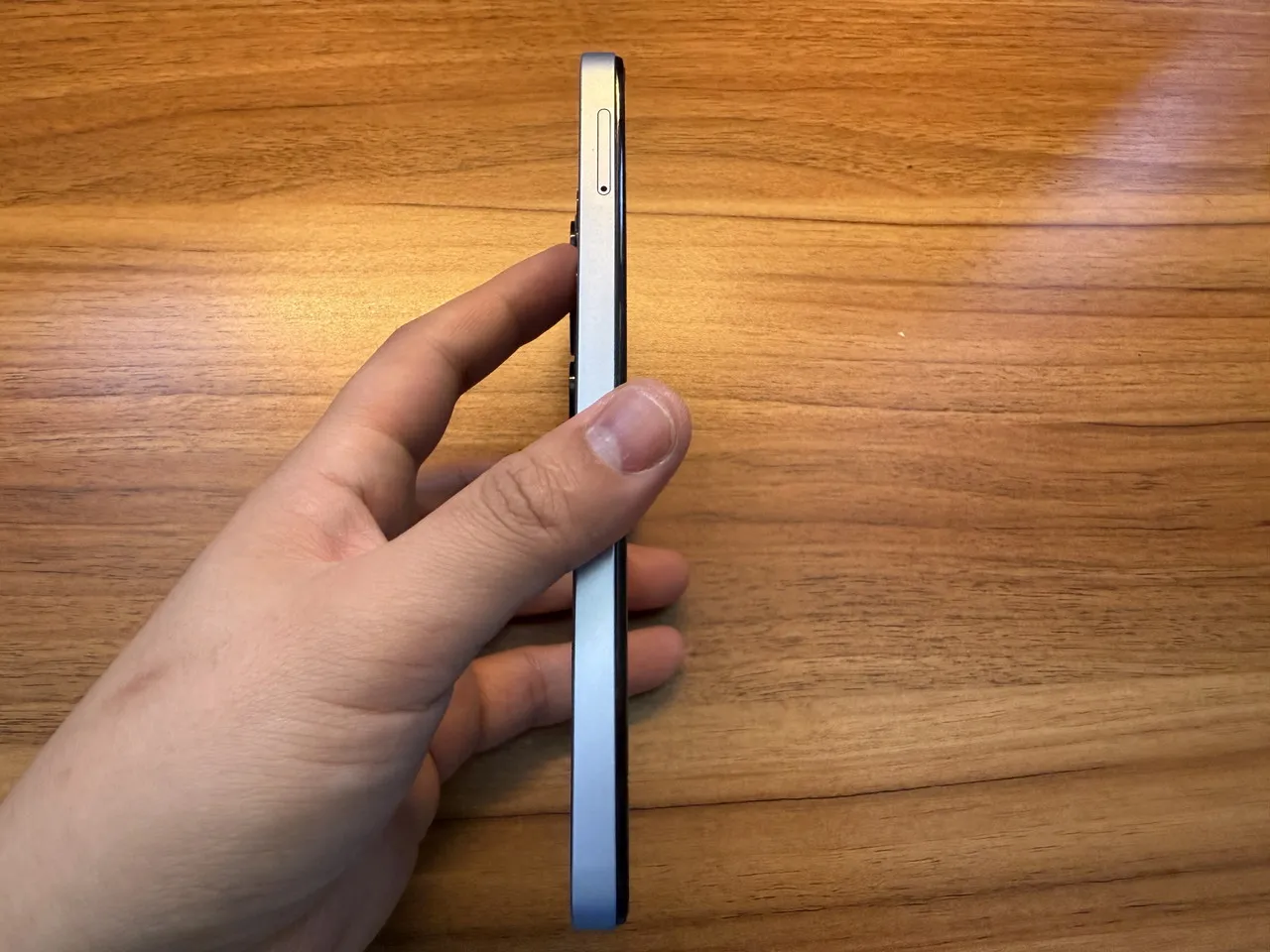 Blackview WAVE 10Cを手に持っている(側面アングル)
