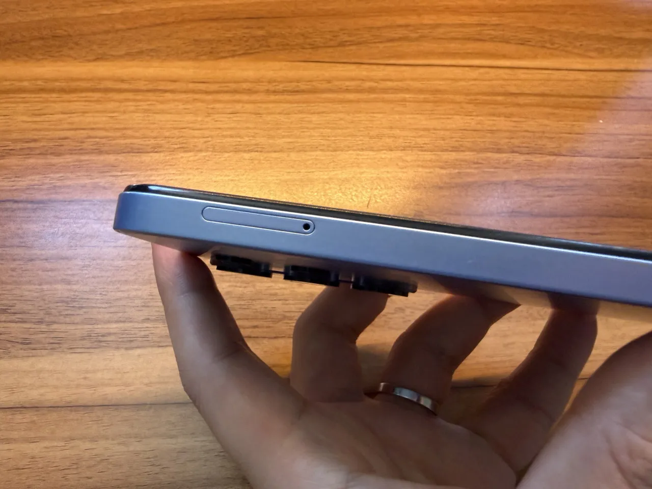 Blackview WAVE 10Cの左側面インターフェース