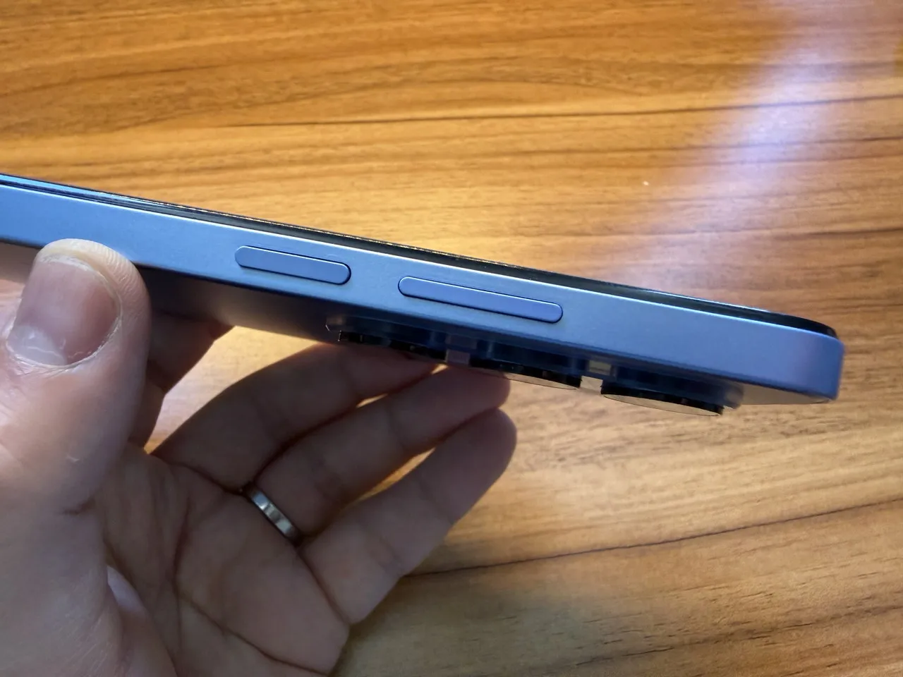 Blackview WAVE 10Cの右側面インターフェース
