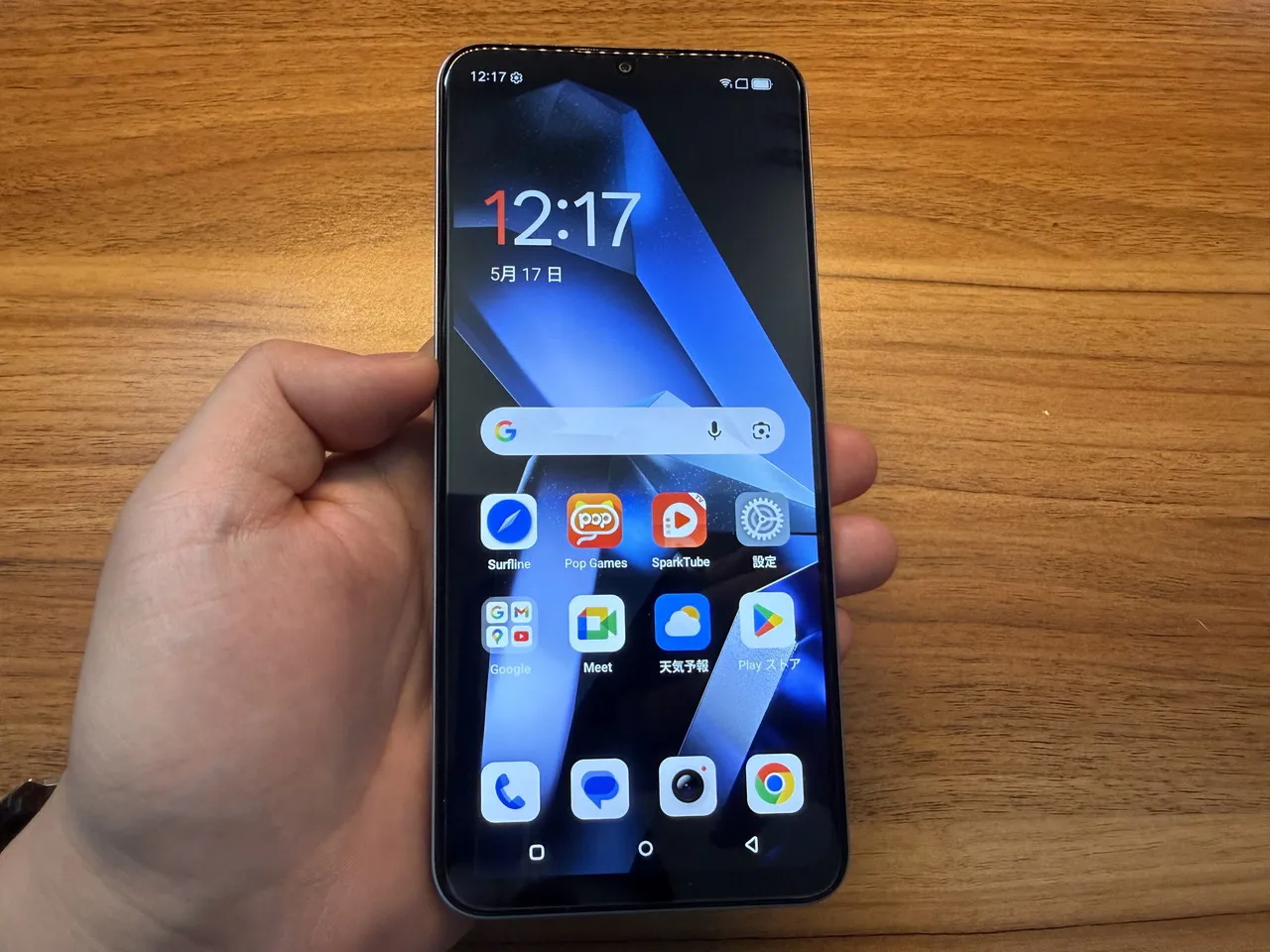 起動中のBlackview WAVE 10Cを手に持っている