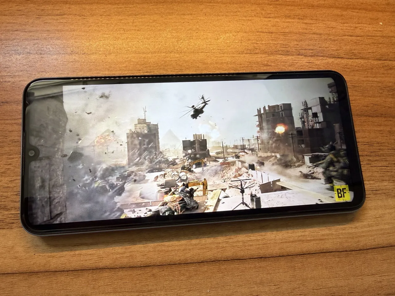 Blackview WAVE 10Cでゲーム動画を再生している