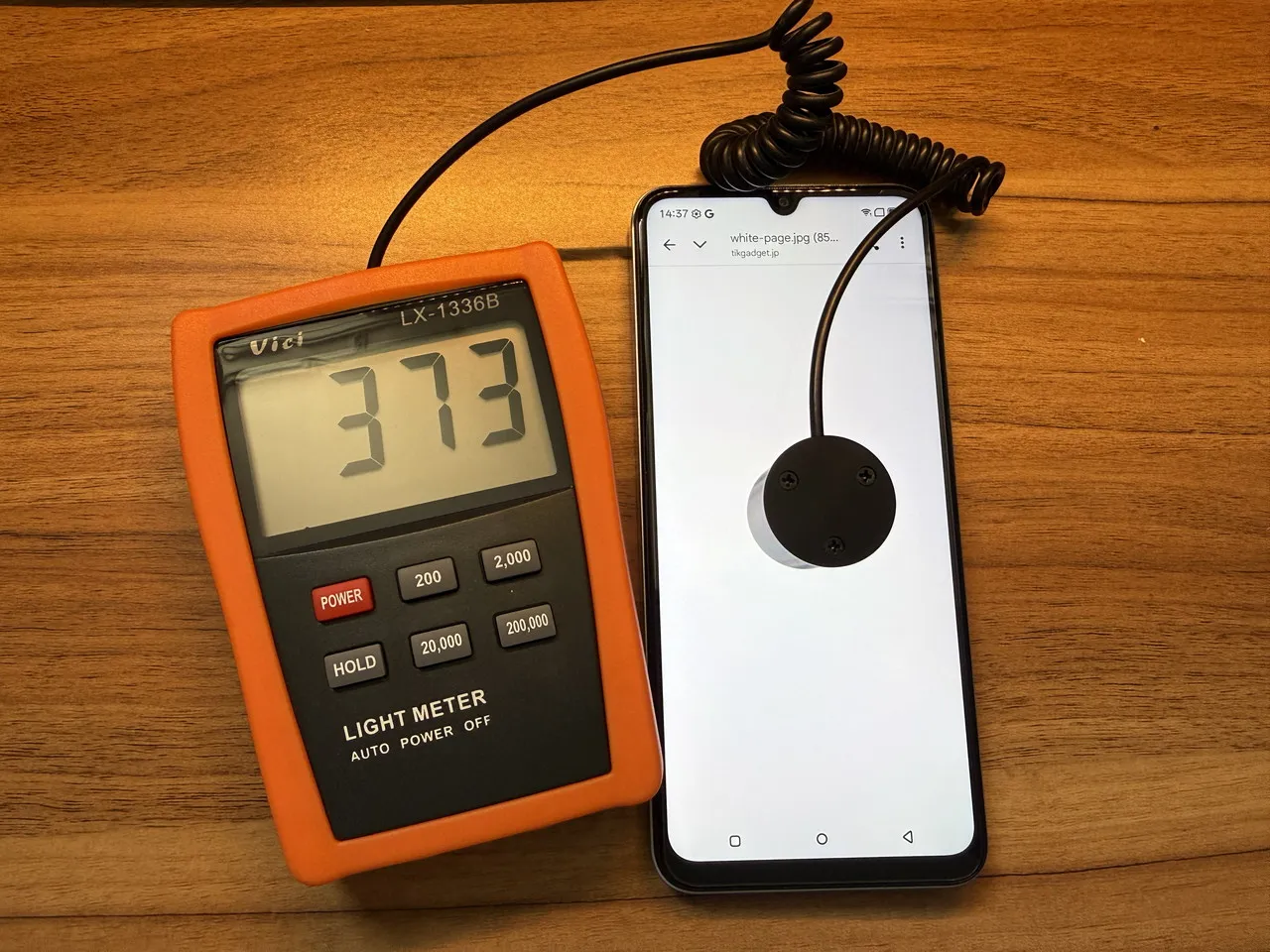 デジタルルクスメーター「Vici LX1336B」を使用して画面の明るさを計測した