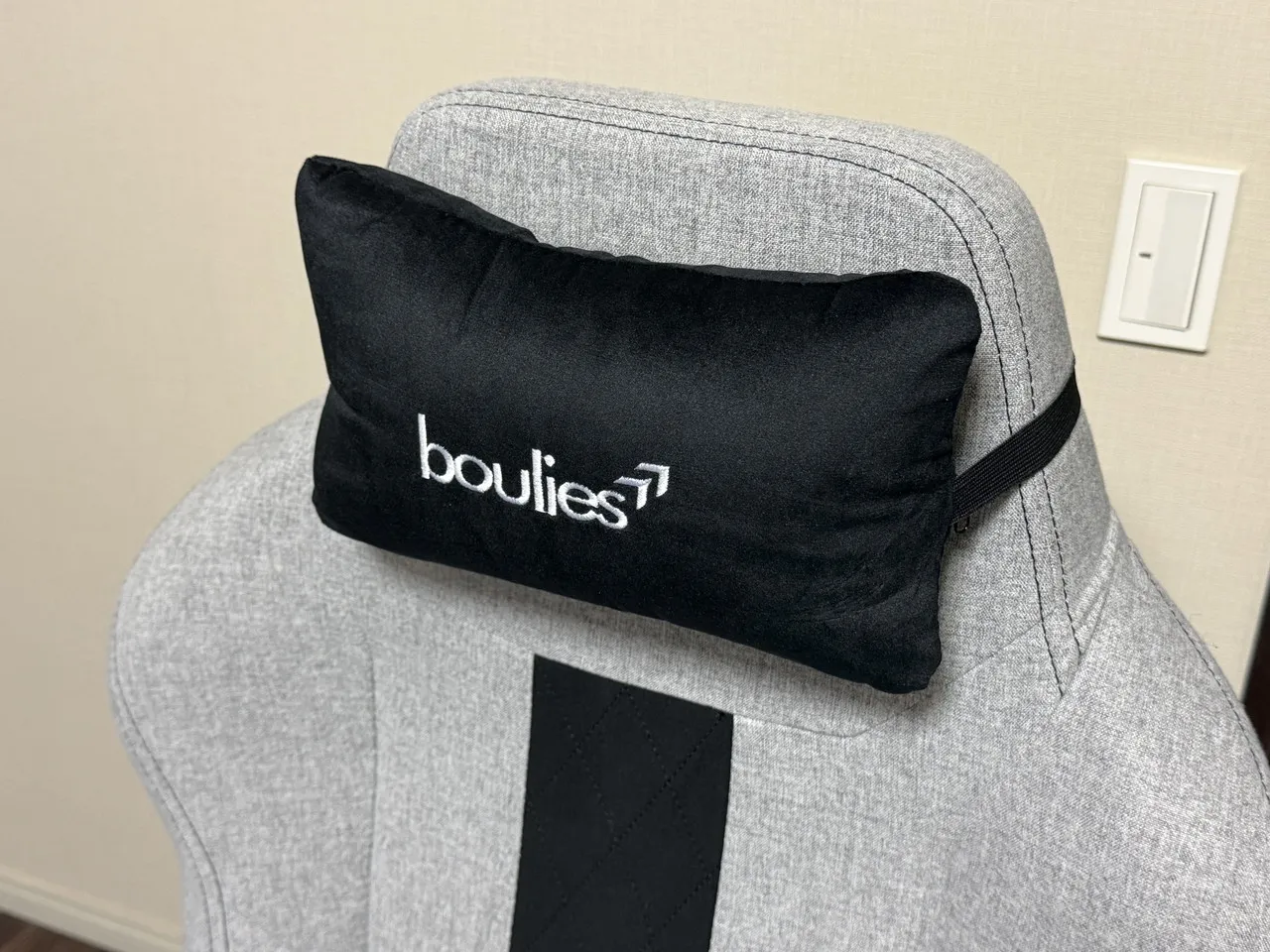 3Dヘッドレストクッションをチェアに装着した