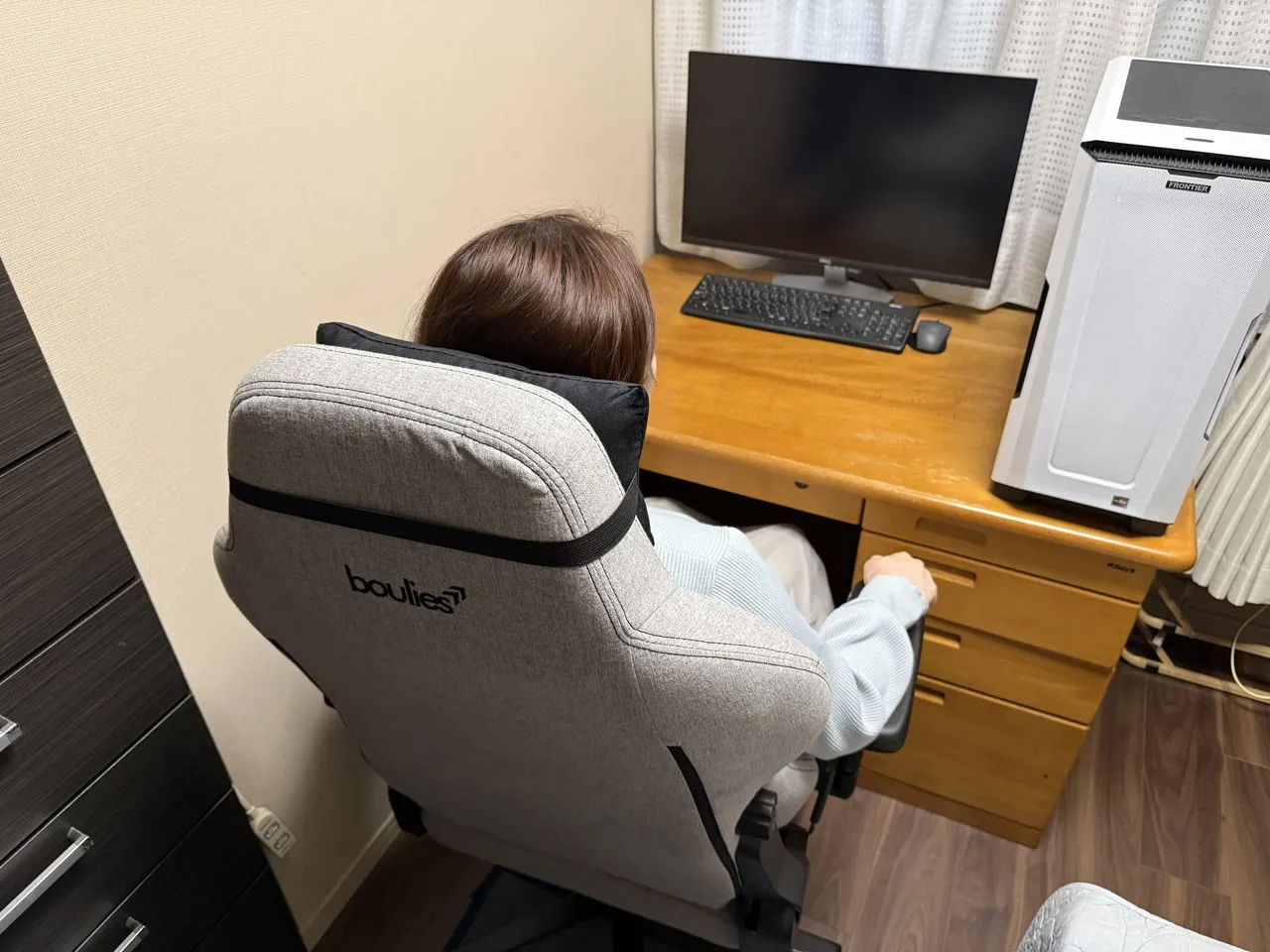 女性がBoulies Master Rexに座っている