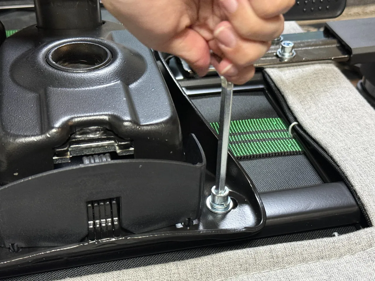 Boulies Master Rexのネジを工具で締めている