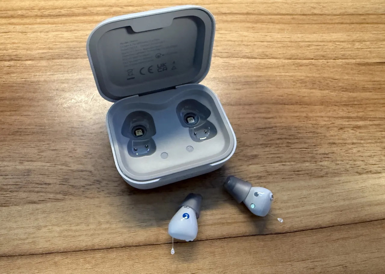 Cearvol Nanoのケースと集音器本体