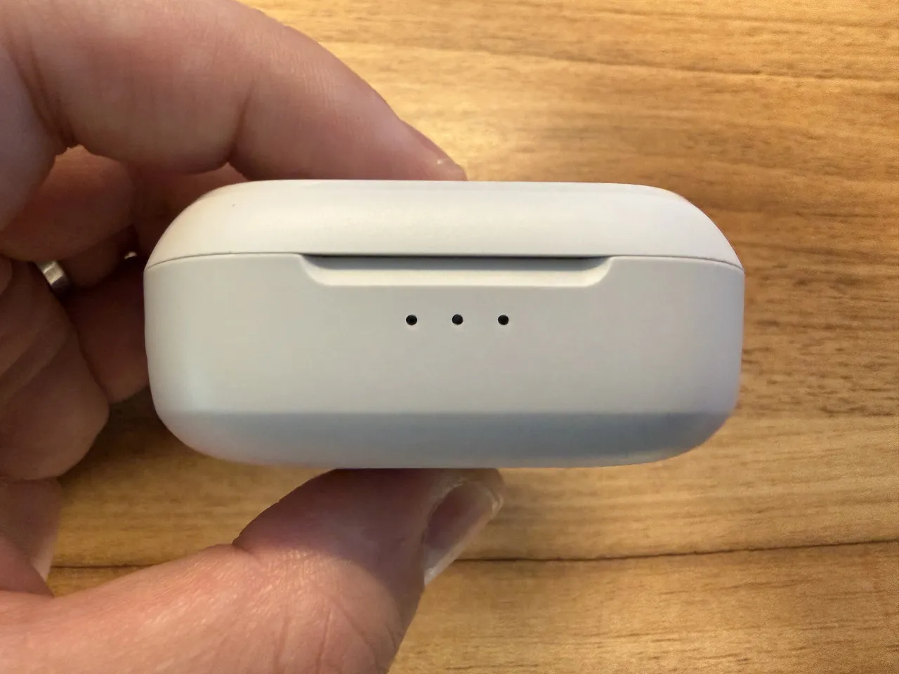 Cearvol Nanoの充電ケースの正面インターフェース