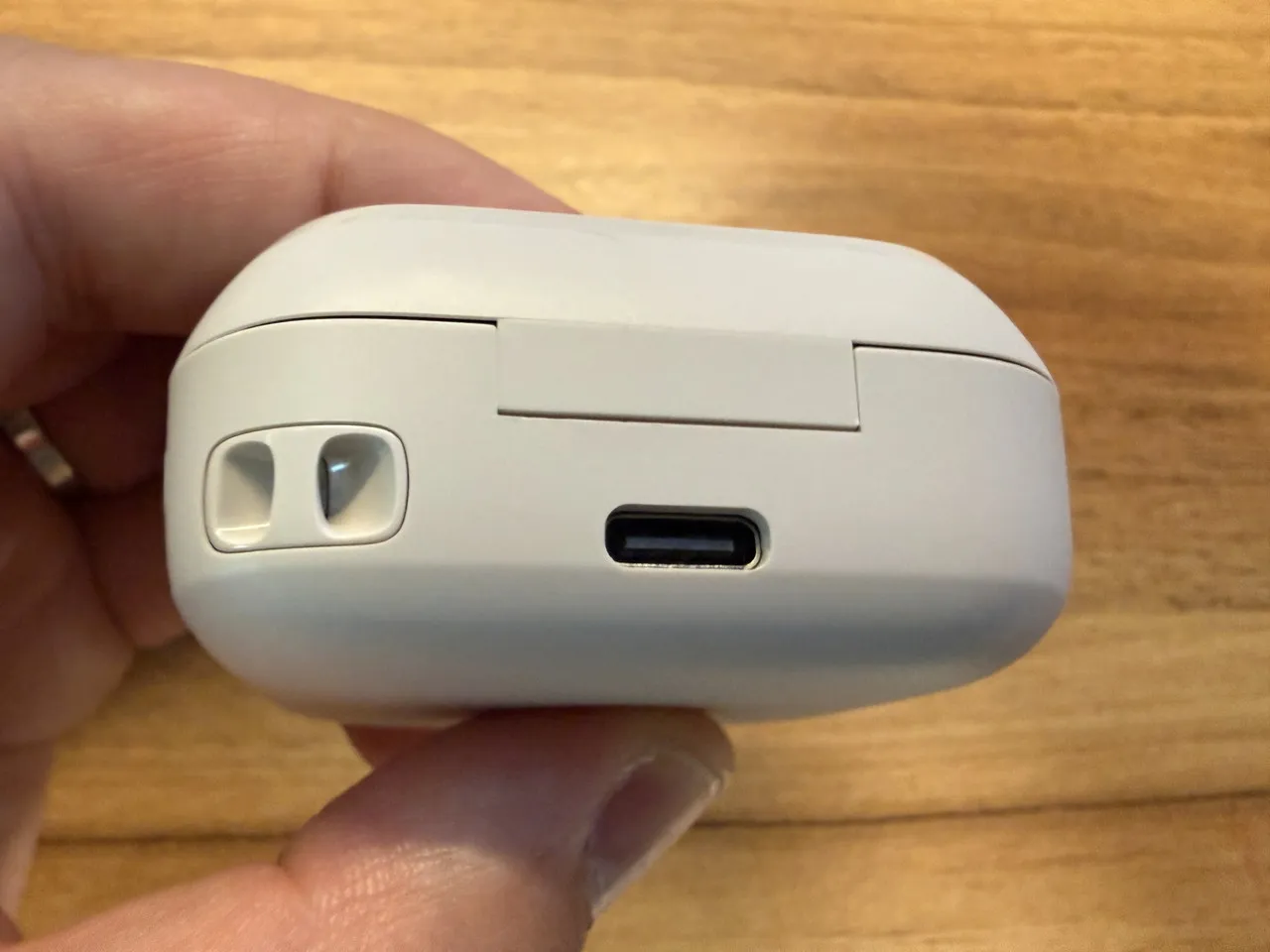 Cearvol Nanoの充電ケースの後部インターフェース