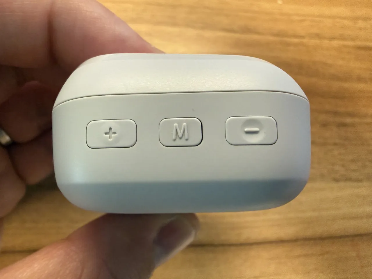 Cearvol Nanoの充電ケースの右側面