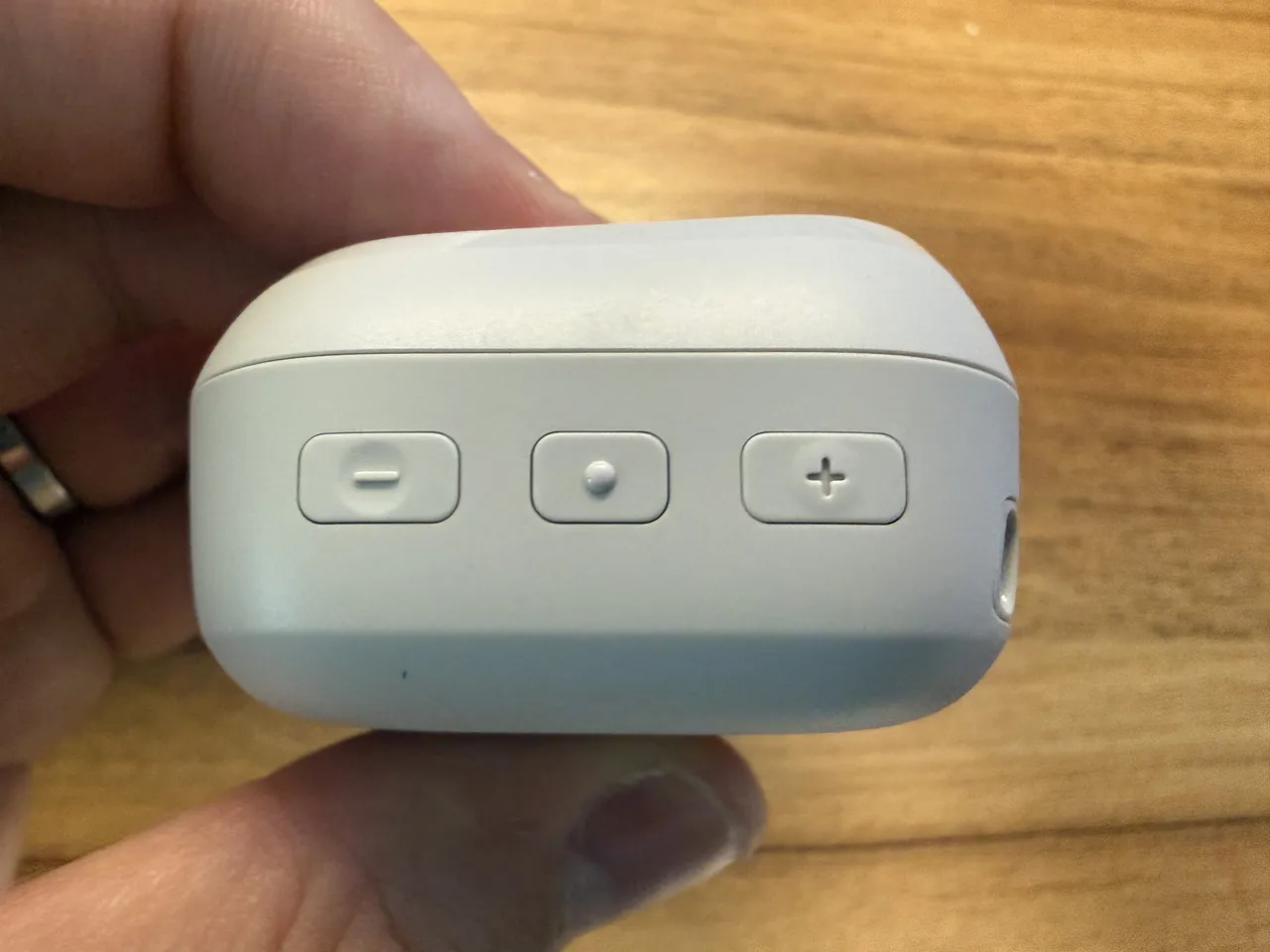 Cearvol Nanoの充電ケースの左側面