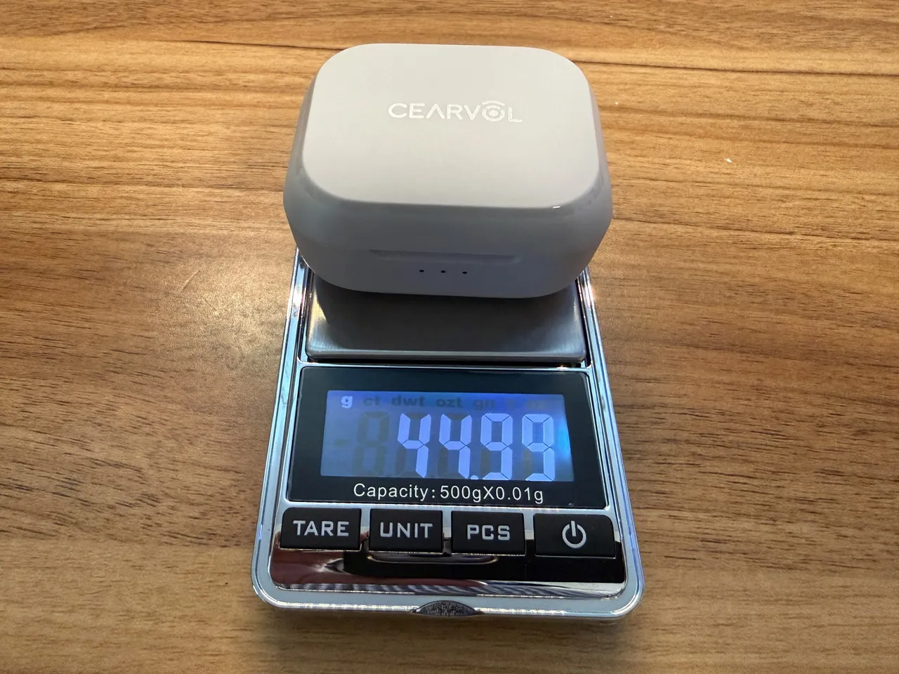 Cearvol Nanoの充電ケースの重量を計量している