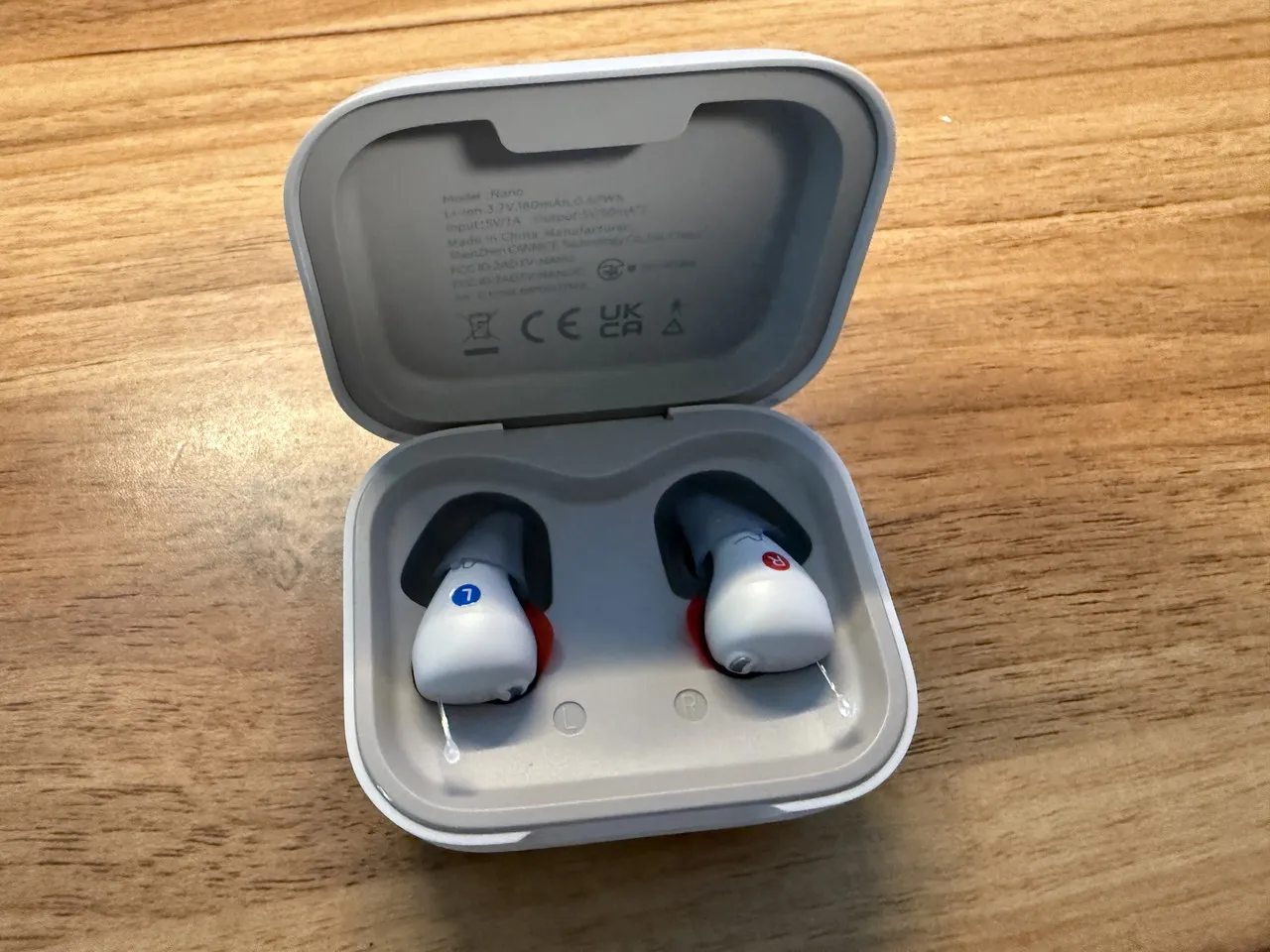 Cearvol Nanoの充電ケースに収まっている集音器本体