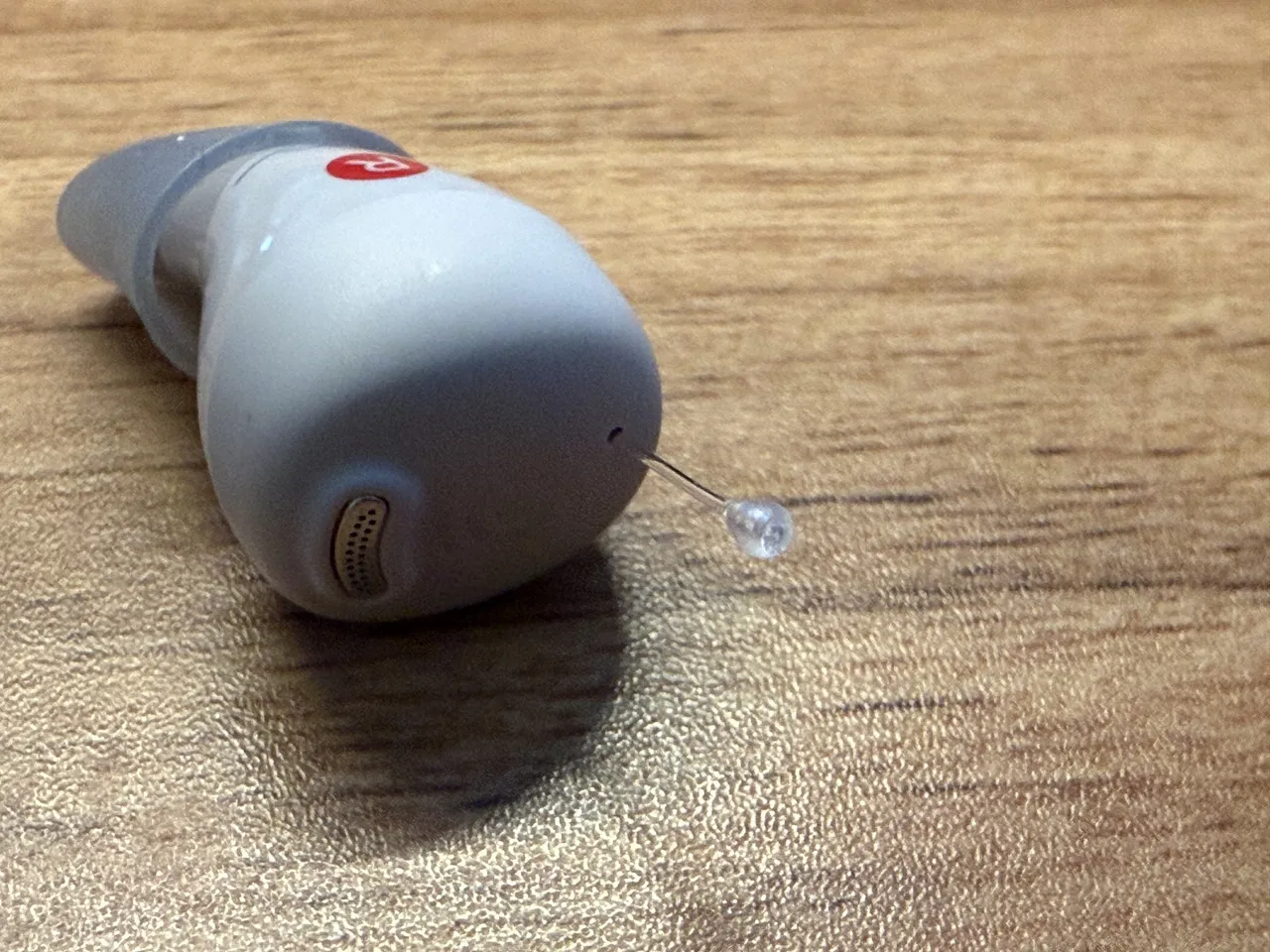 集音器から伸びている取り外し用の紐状パーツ