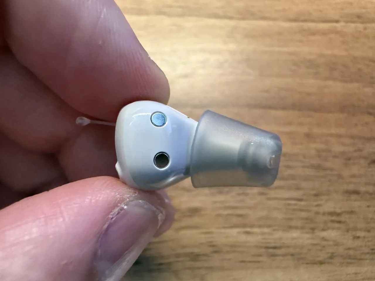 集音器を指で摘まんでいる