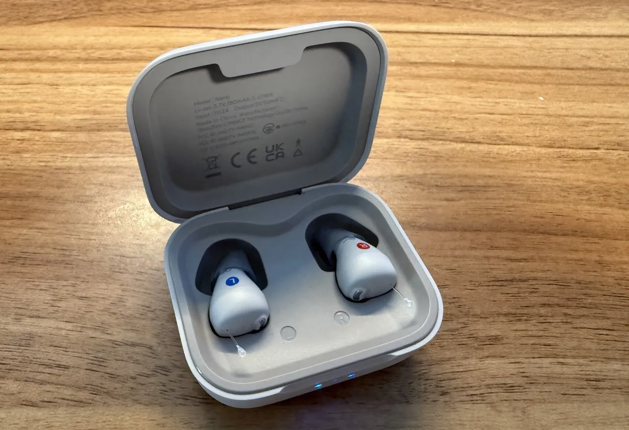 Cearvol Nanoのケースにおさまっている集音器本体