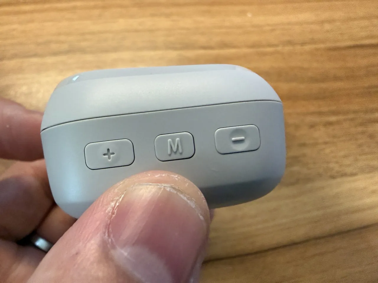 Cearvol Nanoの充電ケースのボタンを押している