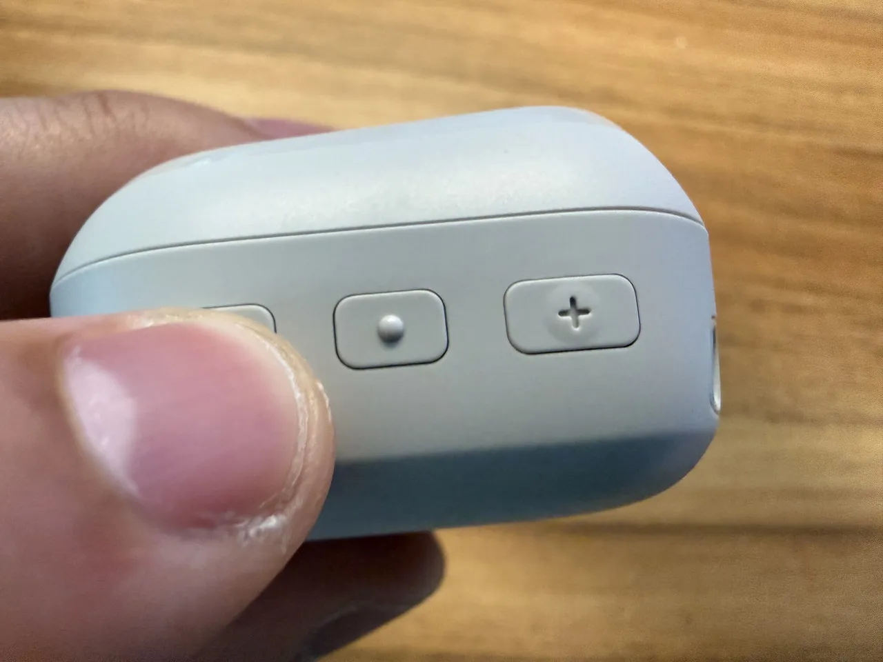 Cearvol Nanoの充電ケースのボタンを押している