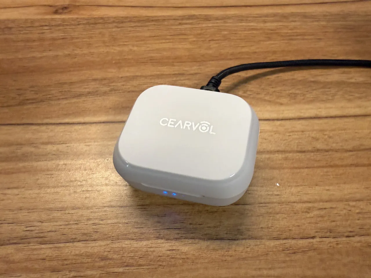Cearvol Nanoの充電ケースを充電している