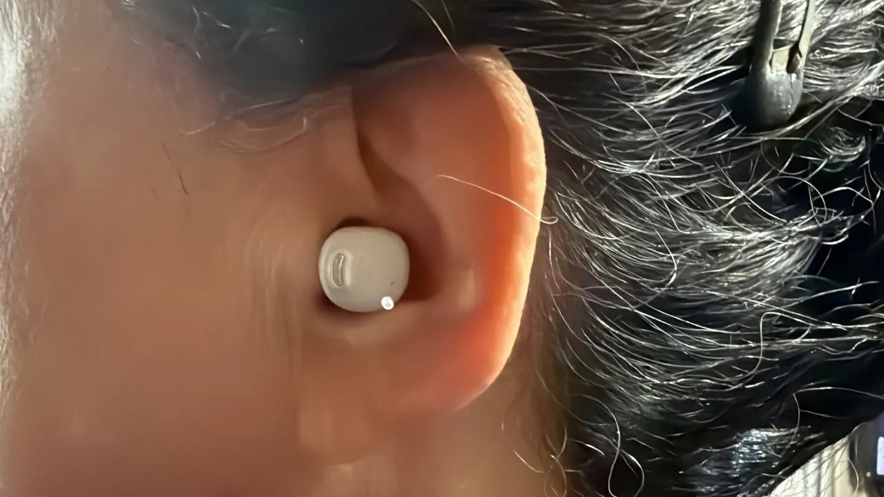 筆者の祖母(80代)がCearvol Nanoを耳に着けている