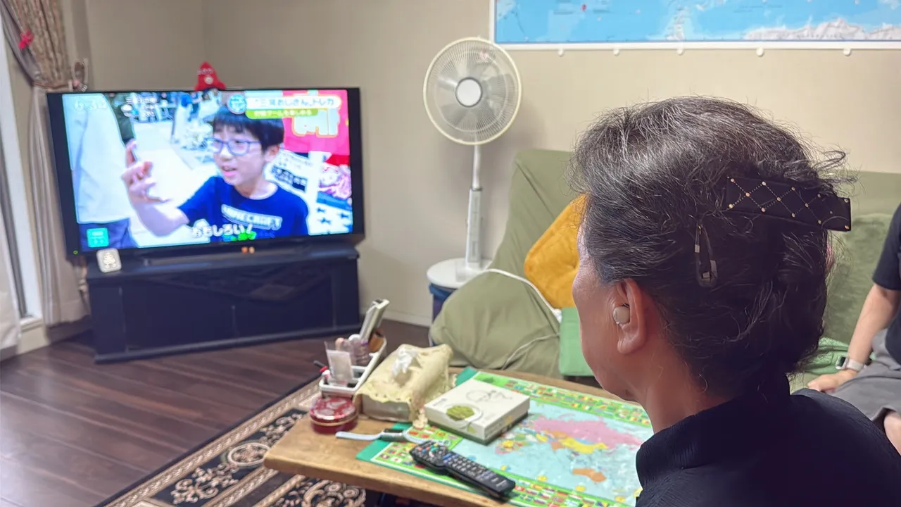 Cearvol Nanoを着けた祖母がテレビを視聴している