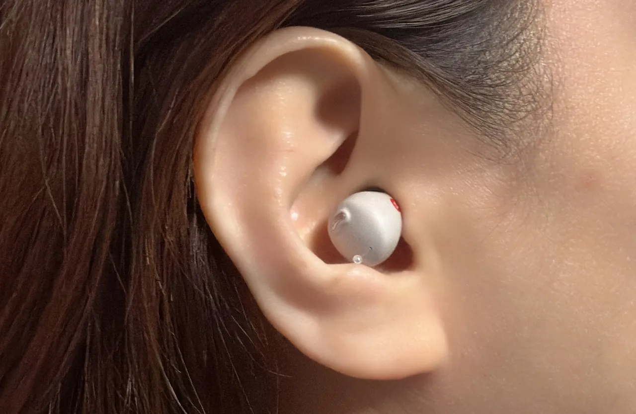 女性が右耳にCearvol Nanoを装着している
