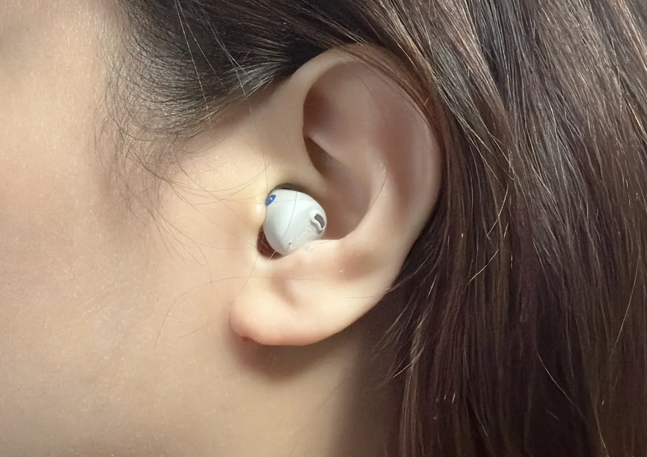 女性の左耳に装着されたCearvol Nano
