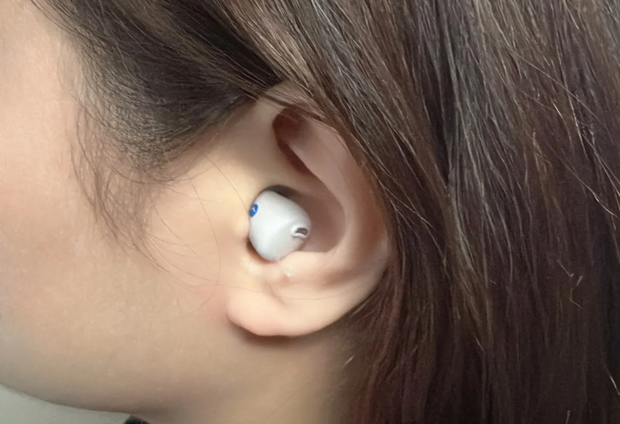 Cearvol Nanoを装着している女性