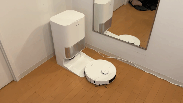 ステーションにロボットが帰還する様子