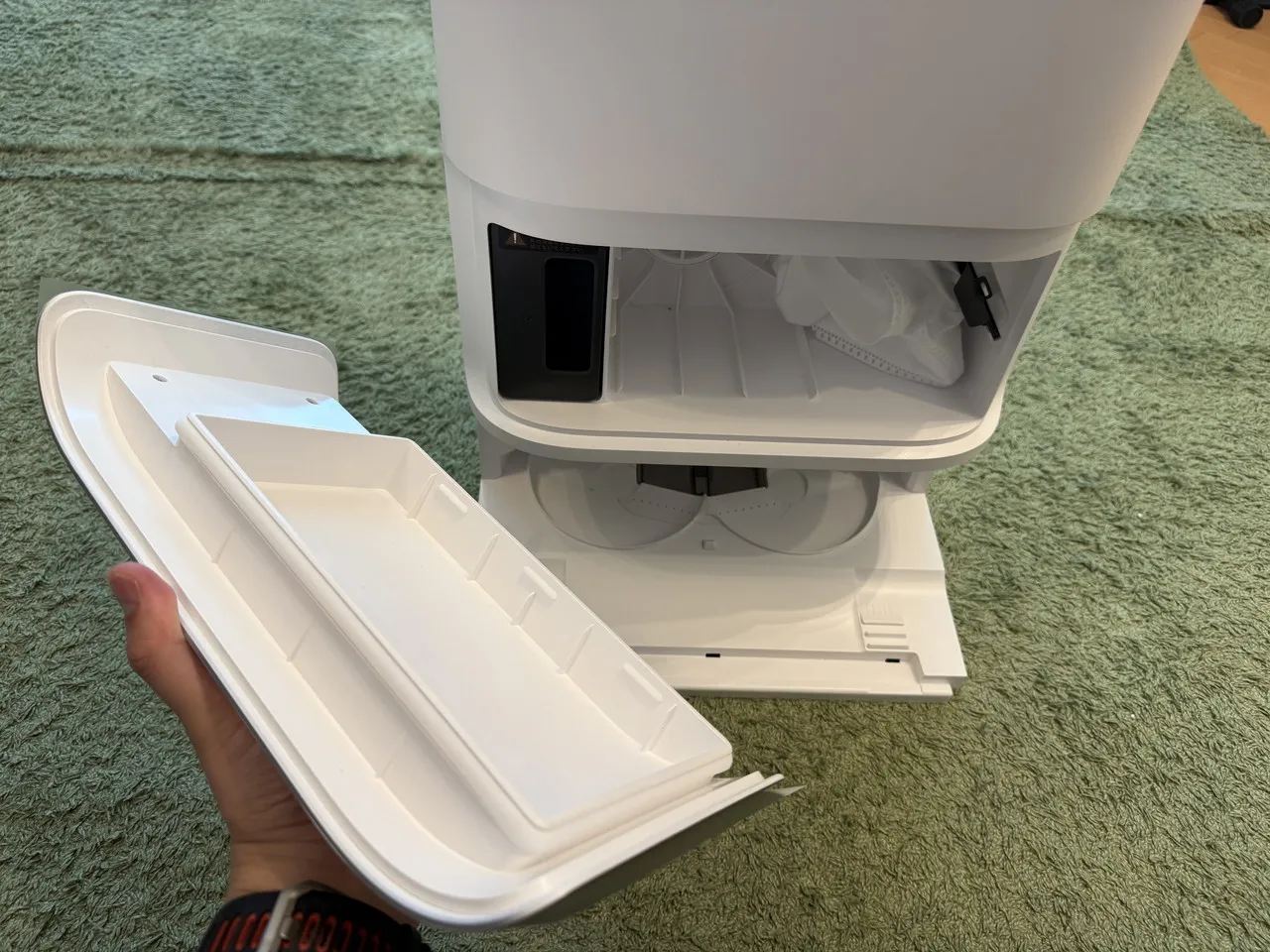ステーション前面中央のフタをカパッと外した