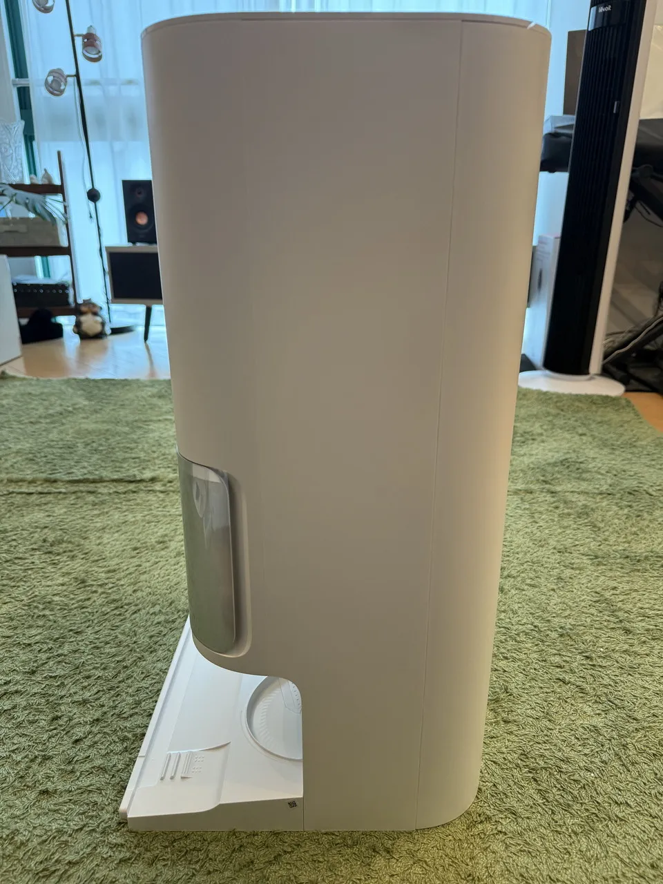 全自動充電ステーションの左側面