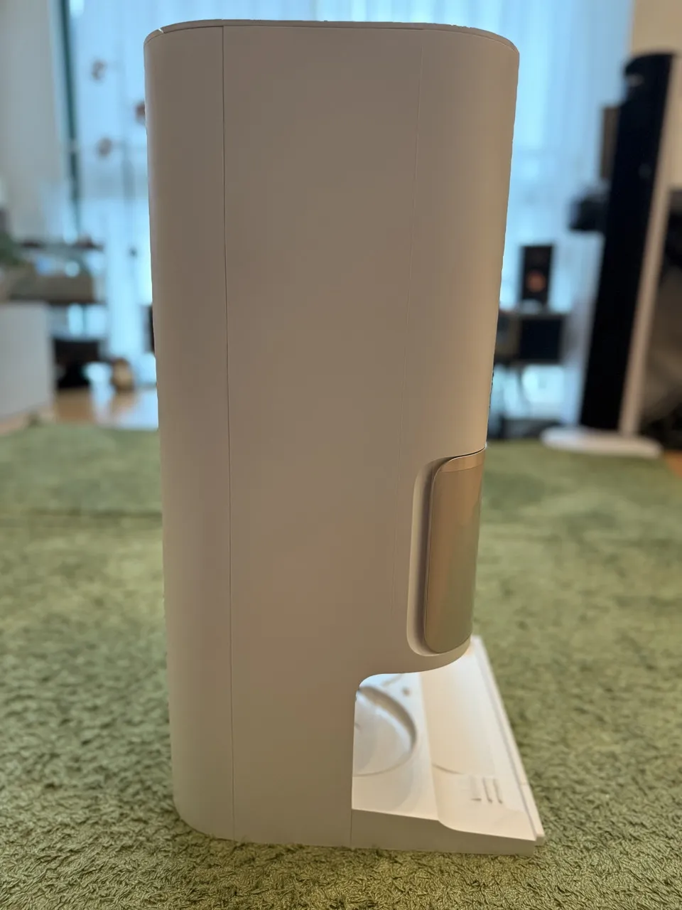 全自動充電ステーションの右側面
