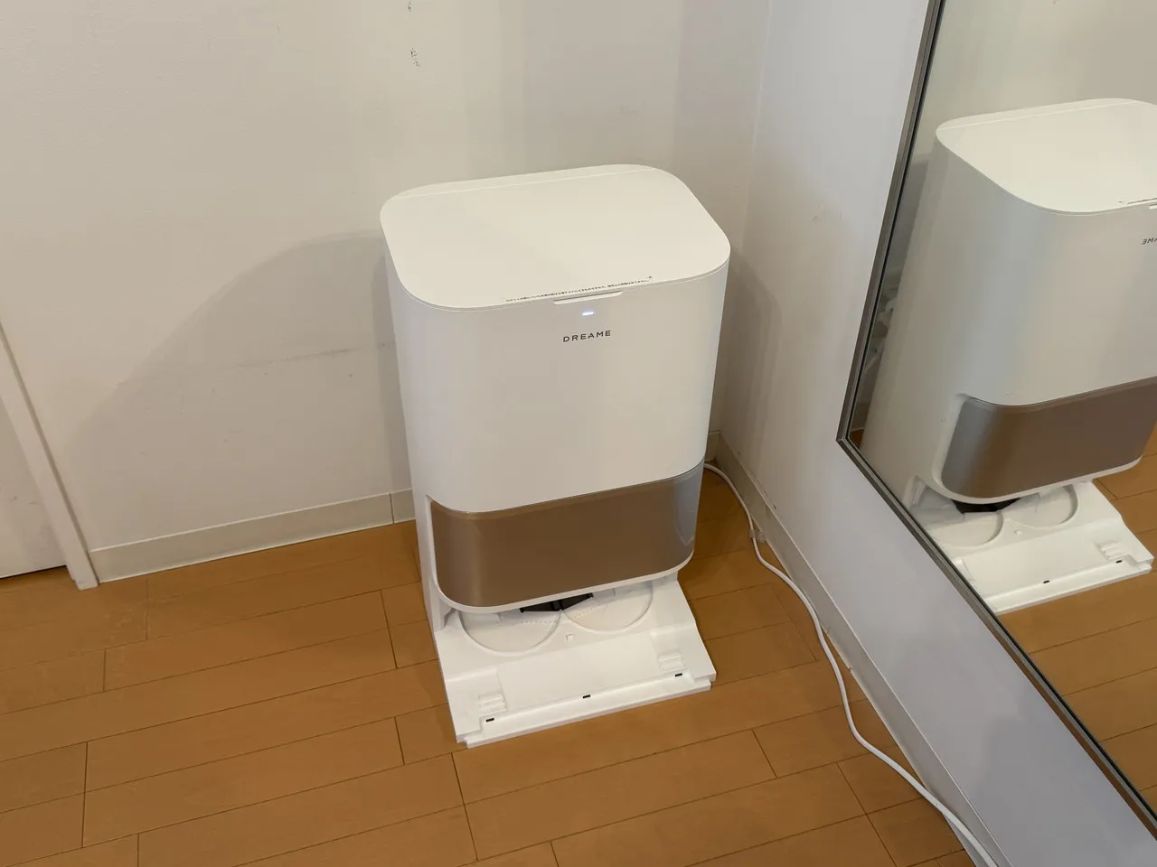 部屋の隅に置かれた全自動充電ステーション