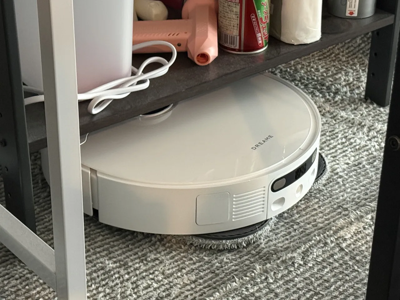 家具下の隙間を掃除しているロボット