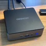 デスク上で稼働中のGEEKOM Air 12 2026
