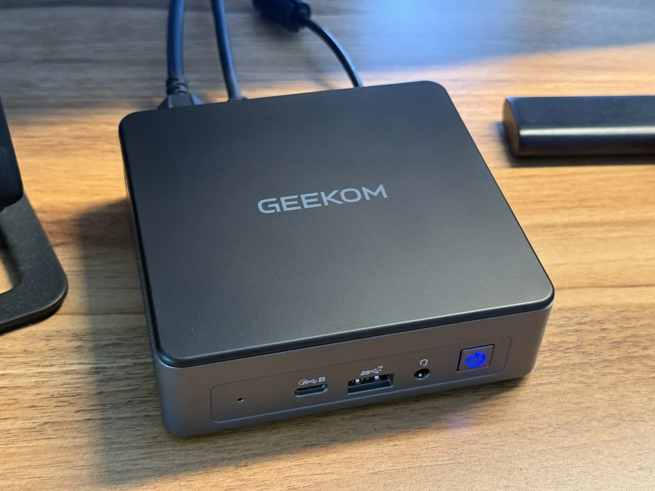 デスク上で稼働中のGEEKOM Air 12 2026