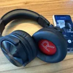 デスク上に置かれたOneOdio Studio Max 2とスマホ