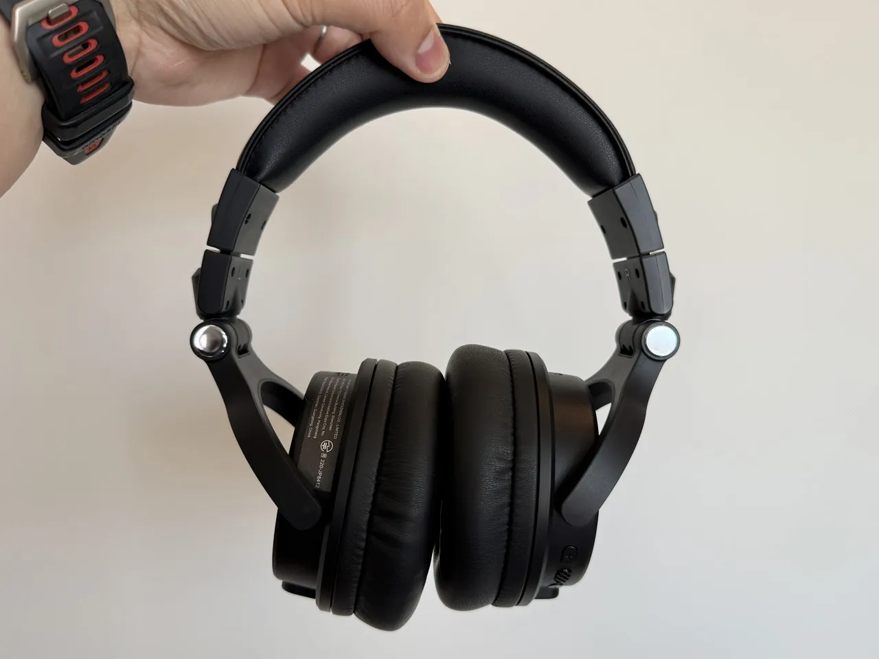 OneOdio Studio Max 2を手で掴んでいる